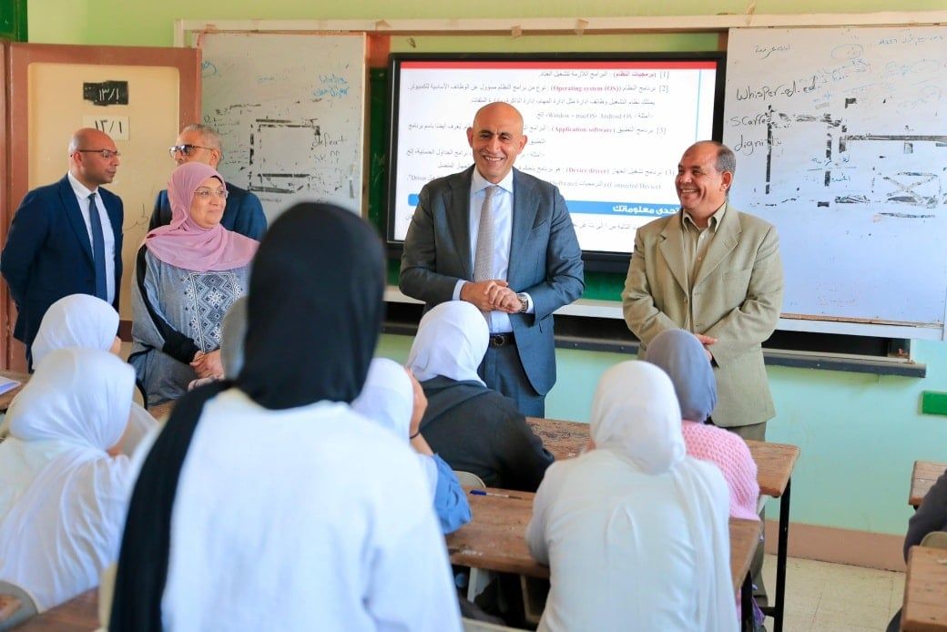 اعجاب الوزير بالمستوى التعليمي للطالبات اعجاب الوزير بالمستوى التعليمي للطالبات