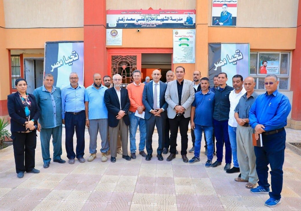وزير التعليم مع مدير إدارة دسوق والعاملين بمدرسة سنهور المدينة وزير التعليم مع مدير إدارة دسوق والعاملين بمدرسة سنهور المدينة