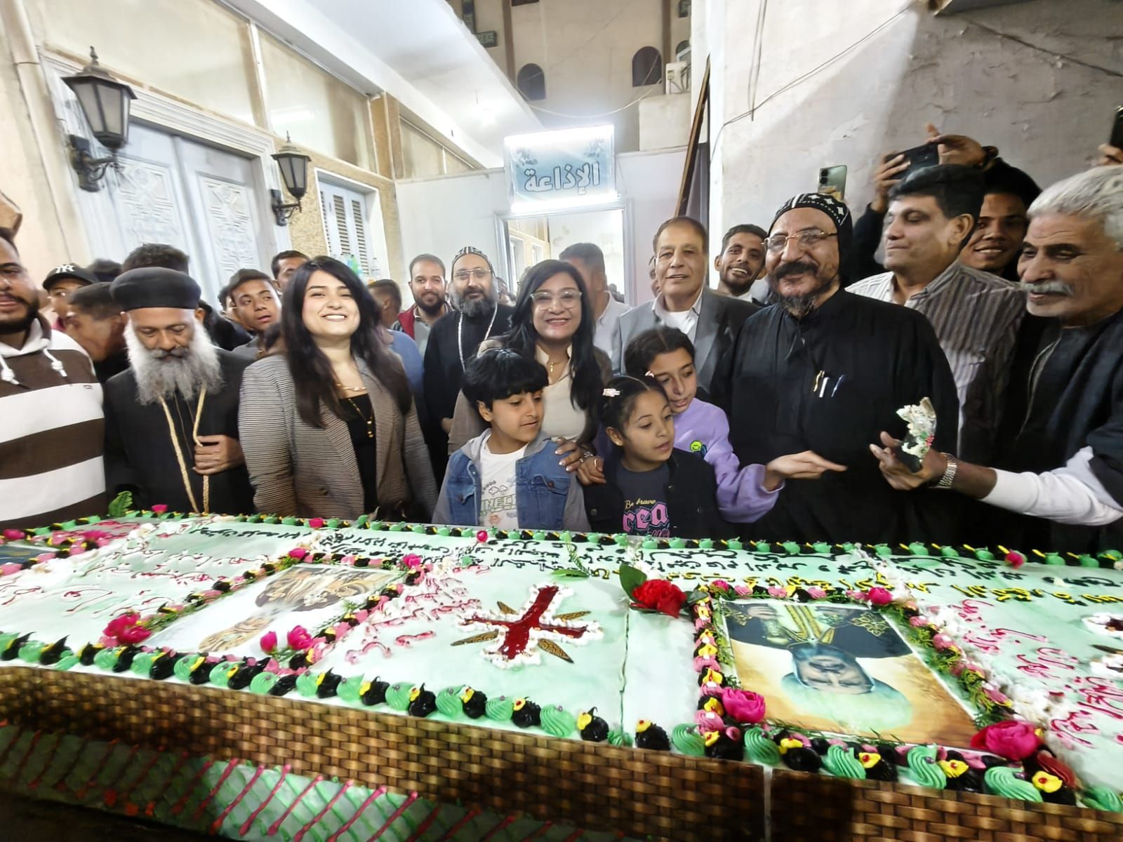 تجهيز تورتة 5 أمتار هدية لضيوف الإحتفالية قبل مغادرتهم منطقة دير مارجرجس تجهيز تورتة 5 أمتار هدية لضيوف الإحتفالية قبل مغادرتهم منطقة دير مارجرجس