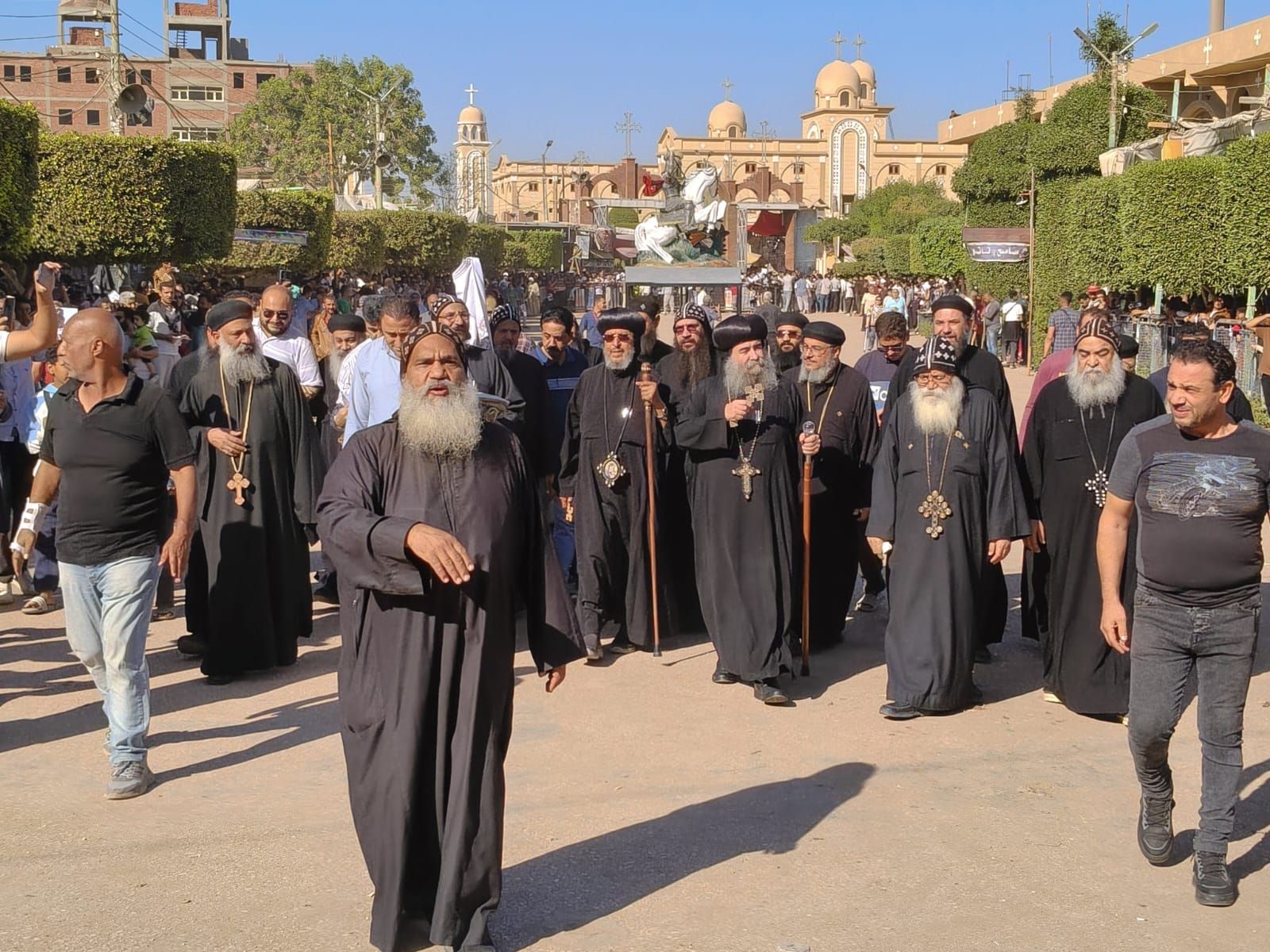 طواف الشمامسة الأخير فى ساحة الدير بختام الإحتفالات طواف الشمامسة الأخير فى ساحة الدير بختام الإحتفالات