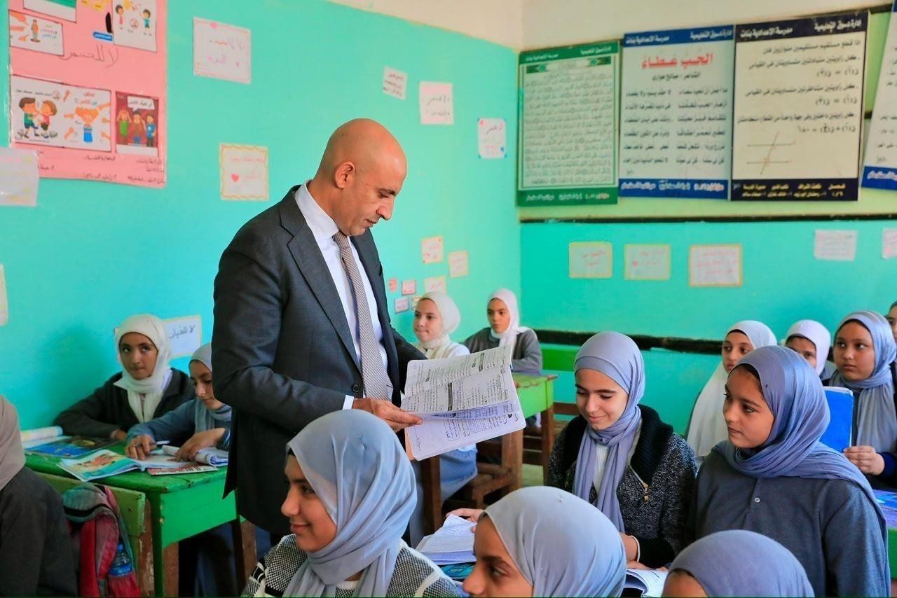 جانب من زيارة الوزير للمدرسة بقلين جانب من زيارة الوزير للمدرسة بقلين