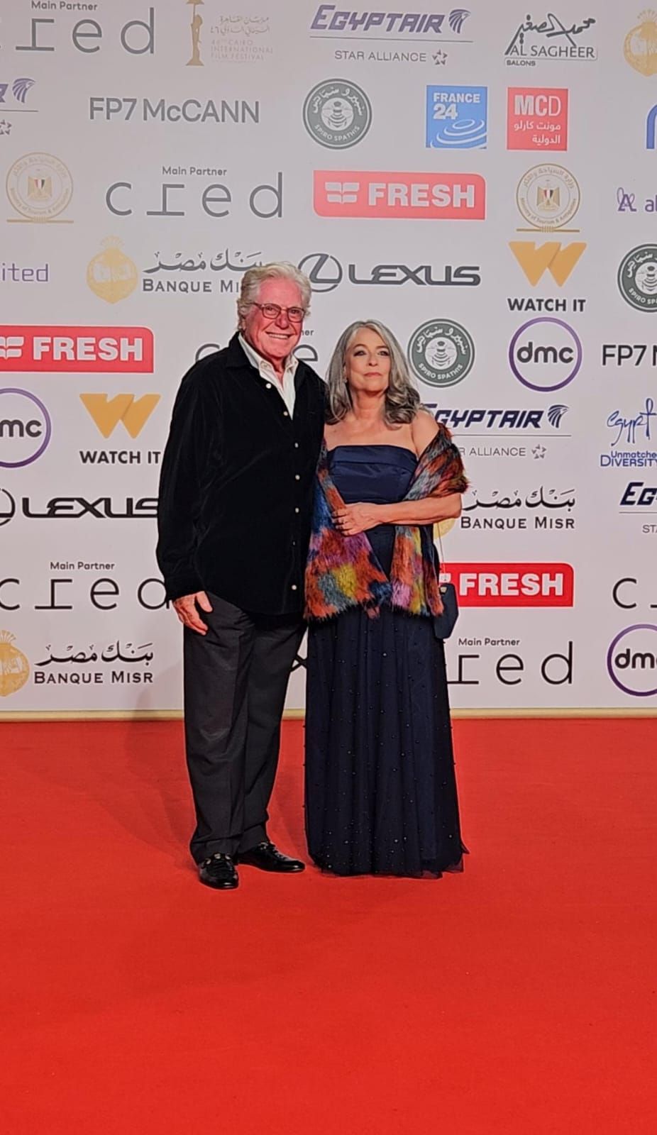 أبطال ثريا حبي علي ريد كاربت مهرجان القاهرة.. وحسين فهمي يقبل راس بطلة العمل (2) أبطال ثريا حبي علي ريد كاربت مهرجان القاهرة.. وحسين فهمي يقبل راس بطلة العمل (2)