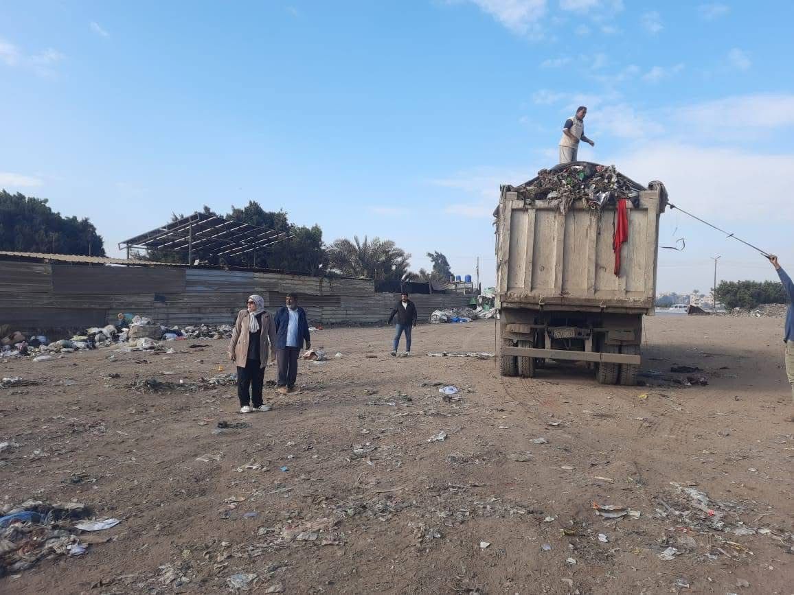 رئيس مدينة قويسنا خلال متابعة نقل المخلفات رئيس مدينة قويسنا خلال متابعة نقل المخلفات