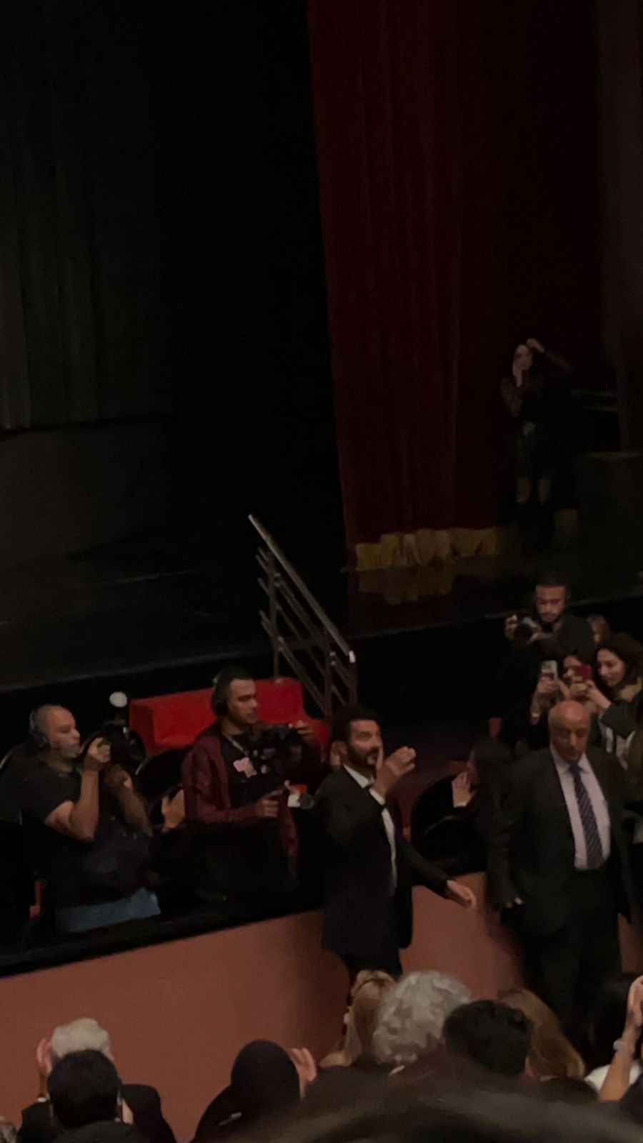 تصفيق حار لـ فيلم المهاجر بعد عرضه في مهرجان القاهرة السينمائي الدولي (1) تصفيق حار لـ فيلم المهاجر بعد عرضه في مهرجان القاهرة السينمائي الدولي (1)