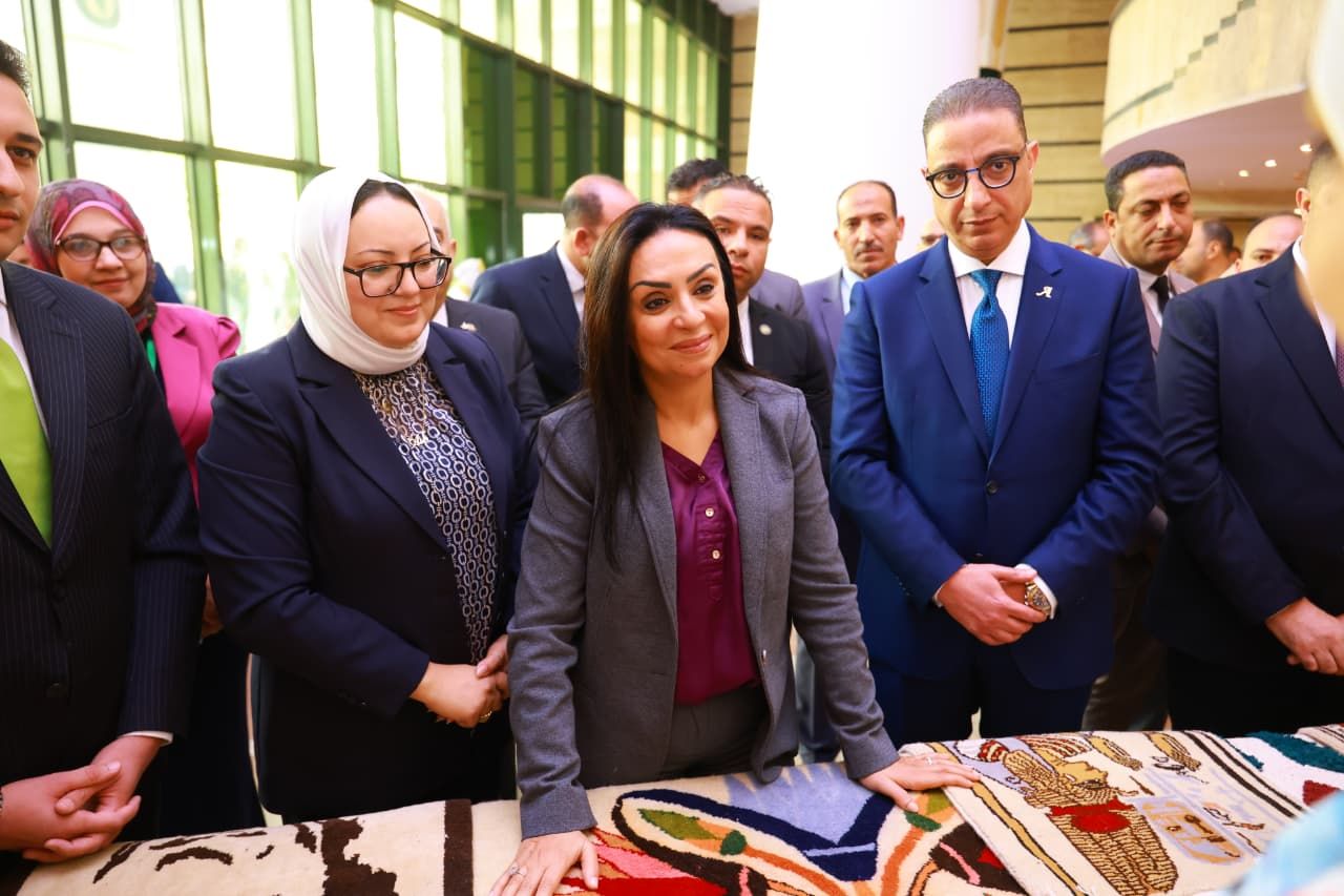 وزيرة التضامن الاجتماعي ومحافظ الفيوم يتفقدان معرض كنزي للحرف اليدوية (3) وزيرة التضامن الاجتماعي ومحافظ الفيوم يتفقدان معرض كنزي للحرف اليدوية (3)