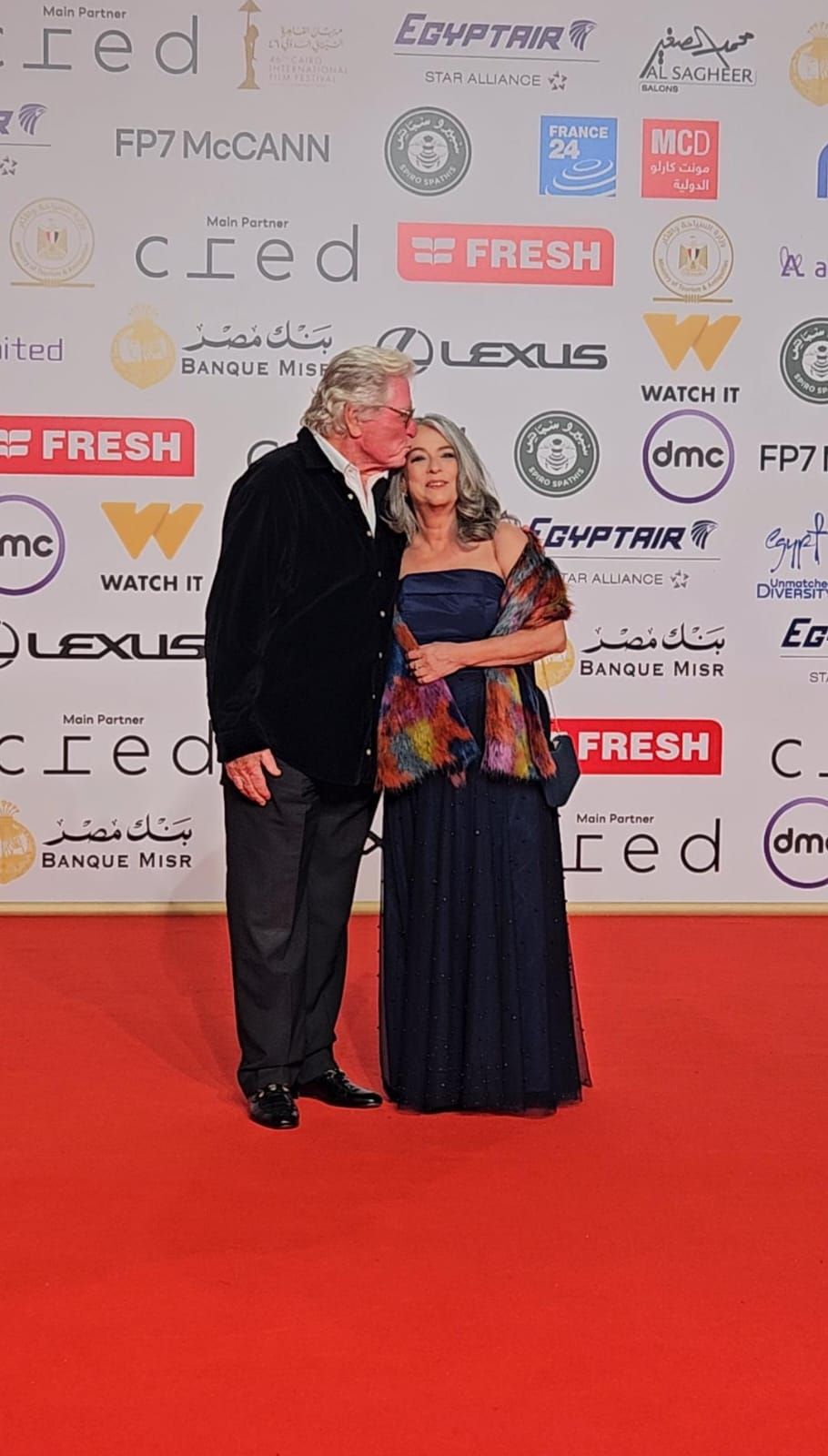 أبطال ثريا حبي علي ريد كاربت مهرجان القاهرة.. وحسين فهمي يقبل راس بطلة العمل (3) أبطال ثريا حبي علي ريد كاربت مهرجان القاهرة.. وحسين فهمي يقبل راس بطلة العمل (3)