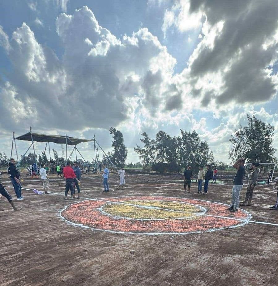 تحول المعلب للوحة فنية عقب تخطيطة بنشارة الخشب والجير تحول المعلب للوحة فنية عقب تخطيطة بنشارة الخشب والجير