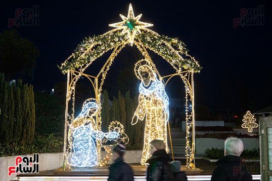 مجسمات واضواء داخل سوق عيد الميلاد مجسمات واضواء داخل سوق عيد الميلاد