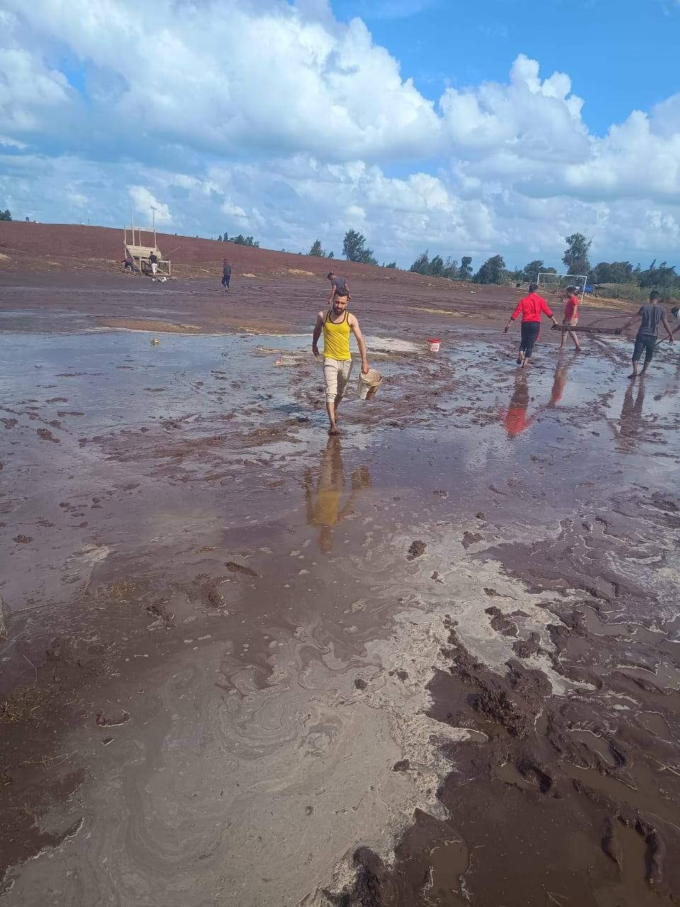 تعاون الشباب لرفع مياه الأمطار تعاون الشباب لرفع مياه الأمطار