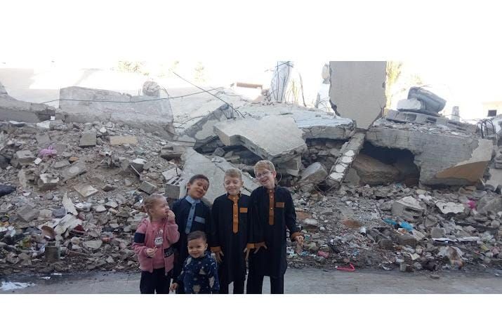 يزن مع أطفال غزة يزن مع أطفال غزة