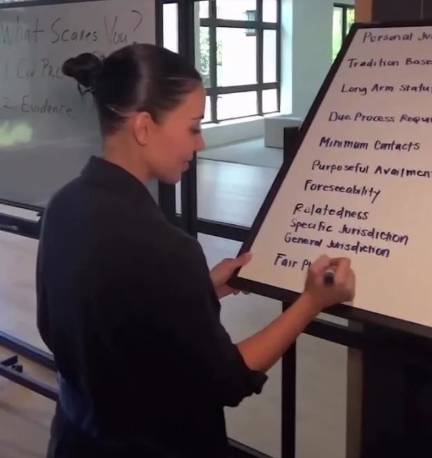 كيم كاردشيان اثناء المذاكرة كيم كاردشيان اثناء المذاكرة