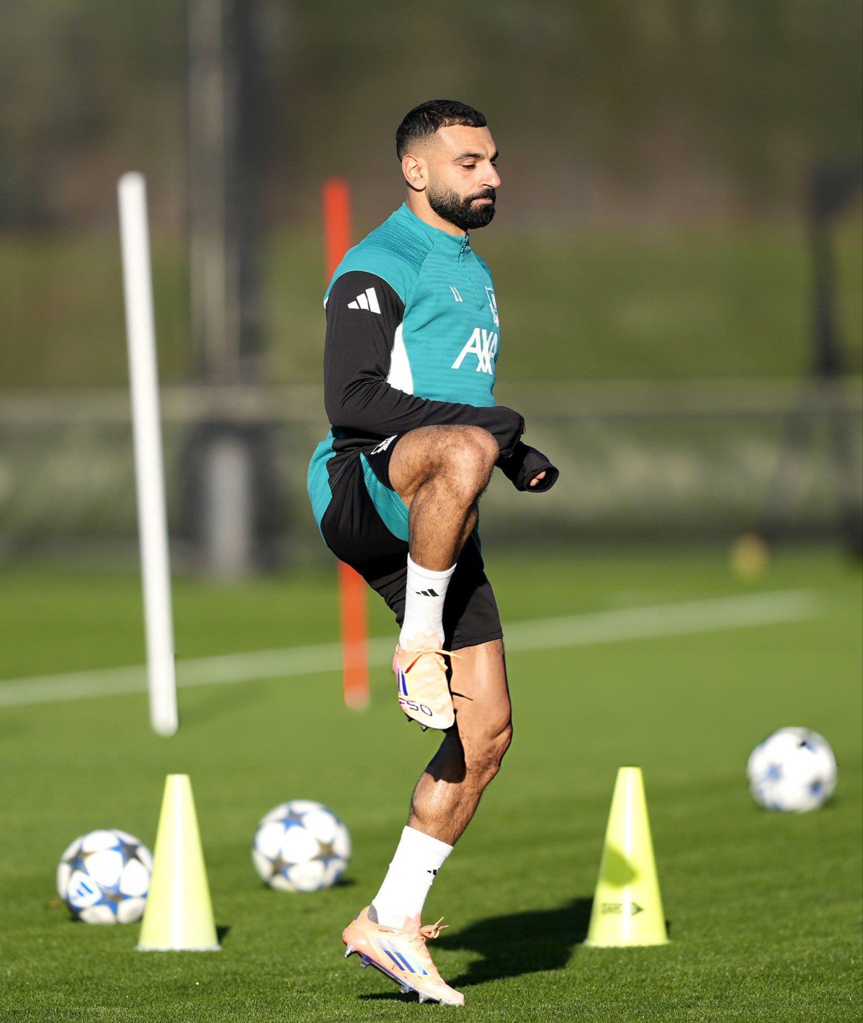 صلاح يؤدي التدريبات بكل قوة صلاح يؤدي التدريبات بكل قوة