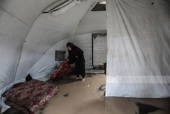 مياه الأمطار تغرق الخيام مياه الأمطار تغرق الخيام