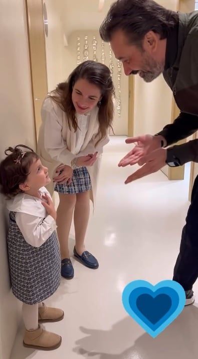 مداعبة كريم عبد العزيز لابنة اصالة مداعبة كريم عبد العزيز لابنة اصالة