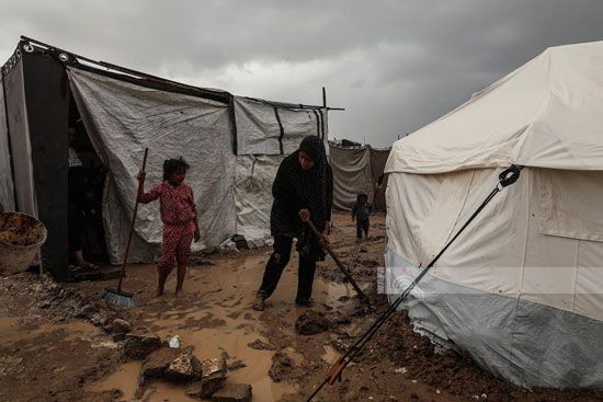 سيدة تقوم بسحب المياه سيدة تقوم بسحب المياه