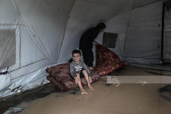 الأمطار تغرق الخيام من الداخل الأمطار تغرق الخيام من الداخل