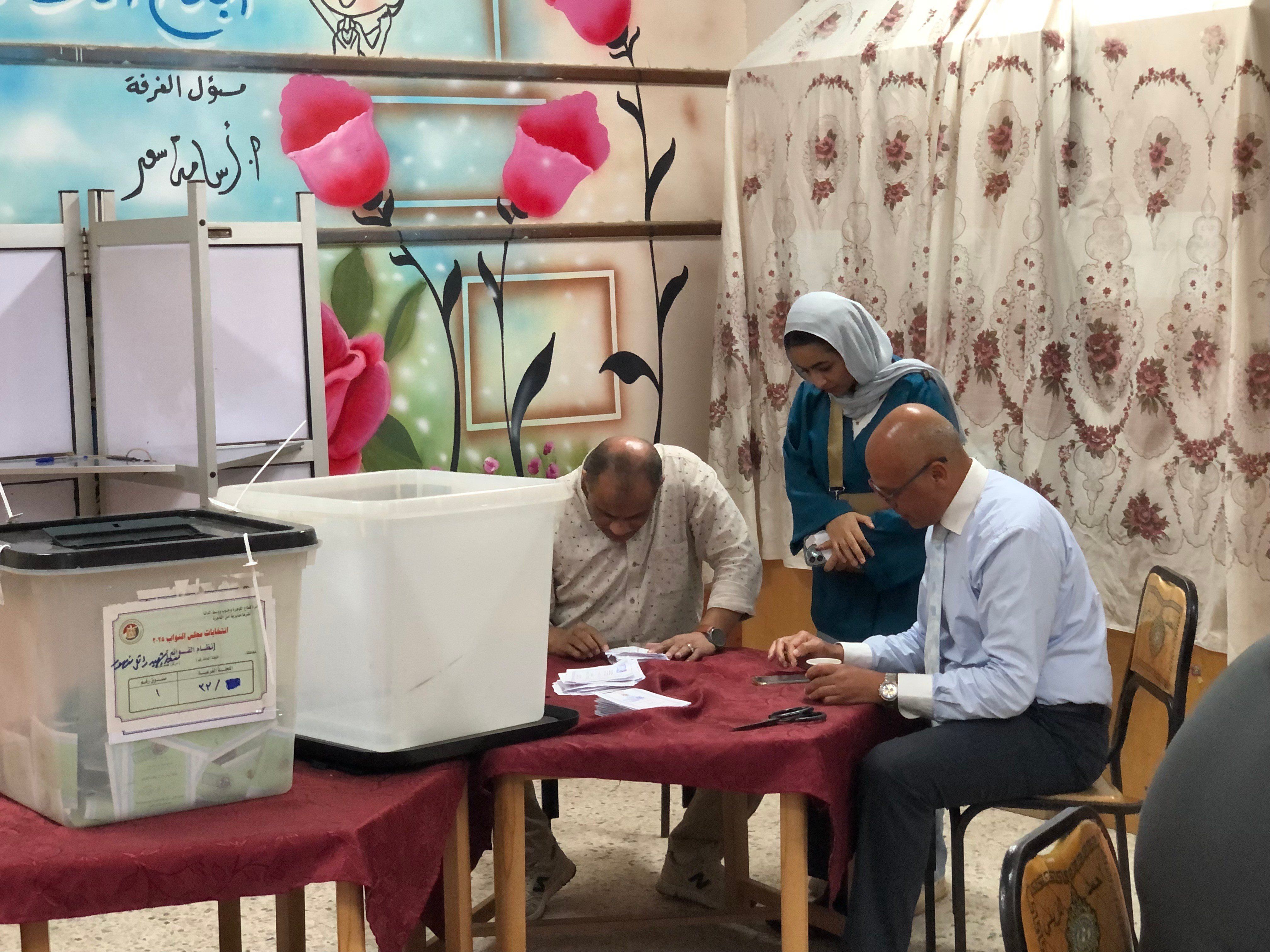 بدء عملية فرز أصوات الناخبين باتخابات النواب فى المحلة بدء عملية فرز أصوات الناخبين باتخابات النواب فى المحلة