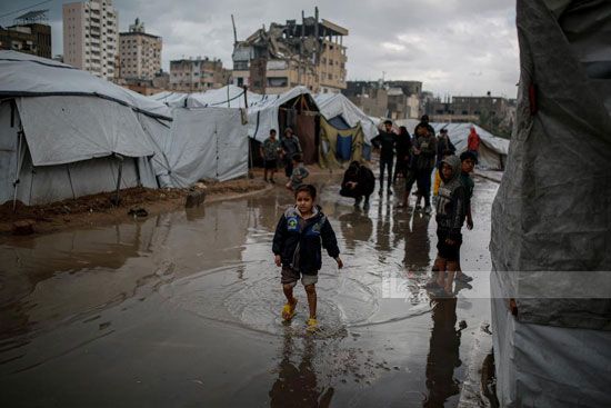 الاطفال وسط مياه الأمطار الاطفال وسط مياه الأمطار