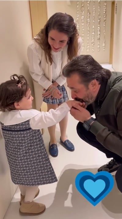 كريم عبد العزيز يقبل يد حفيدة اصالة كريم عبد العزيز يقبل يد حفيدة اصالة