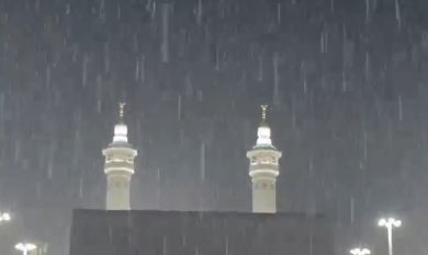شاهد.. هطول أمطار الخير على الحرم المكي