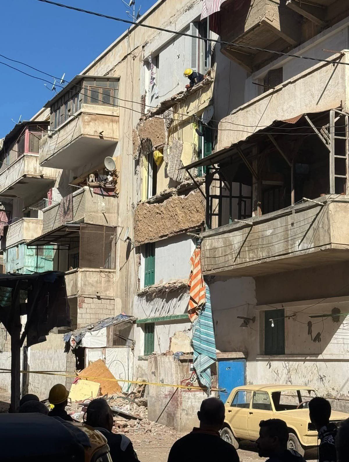 انهيار شرفات عقار بالإسكندرية انهيار شرفات عقار بالإسكندرية