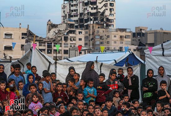 تجمع كبير وسط الخيام لمشاهدة السينما