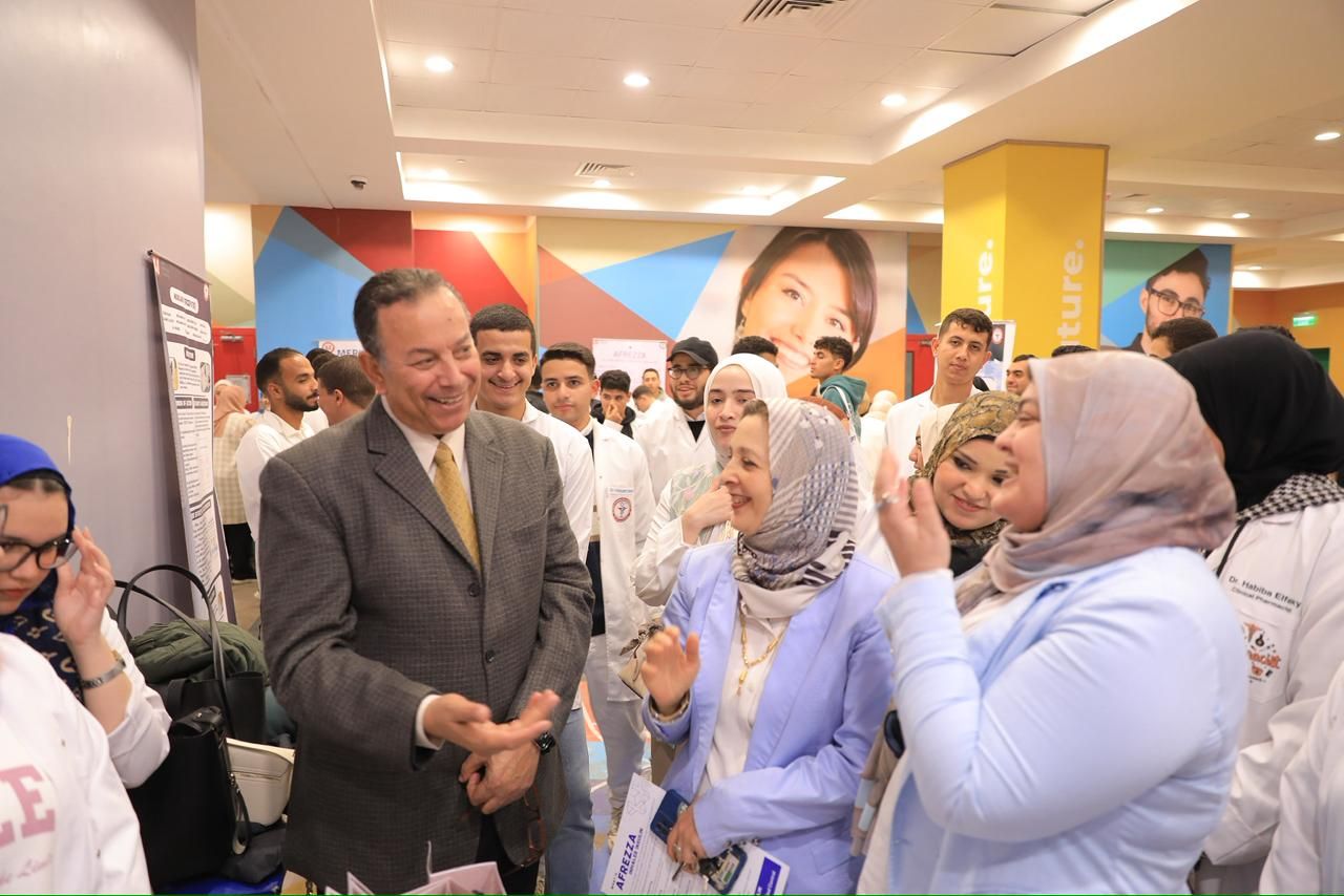 مناقشة فريق التدريس مع رئيس الجامعة