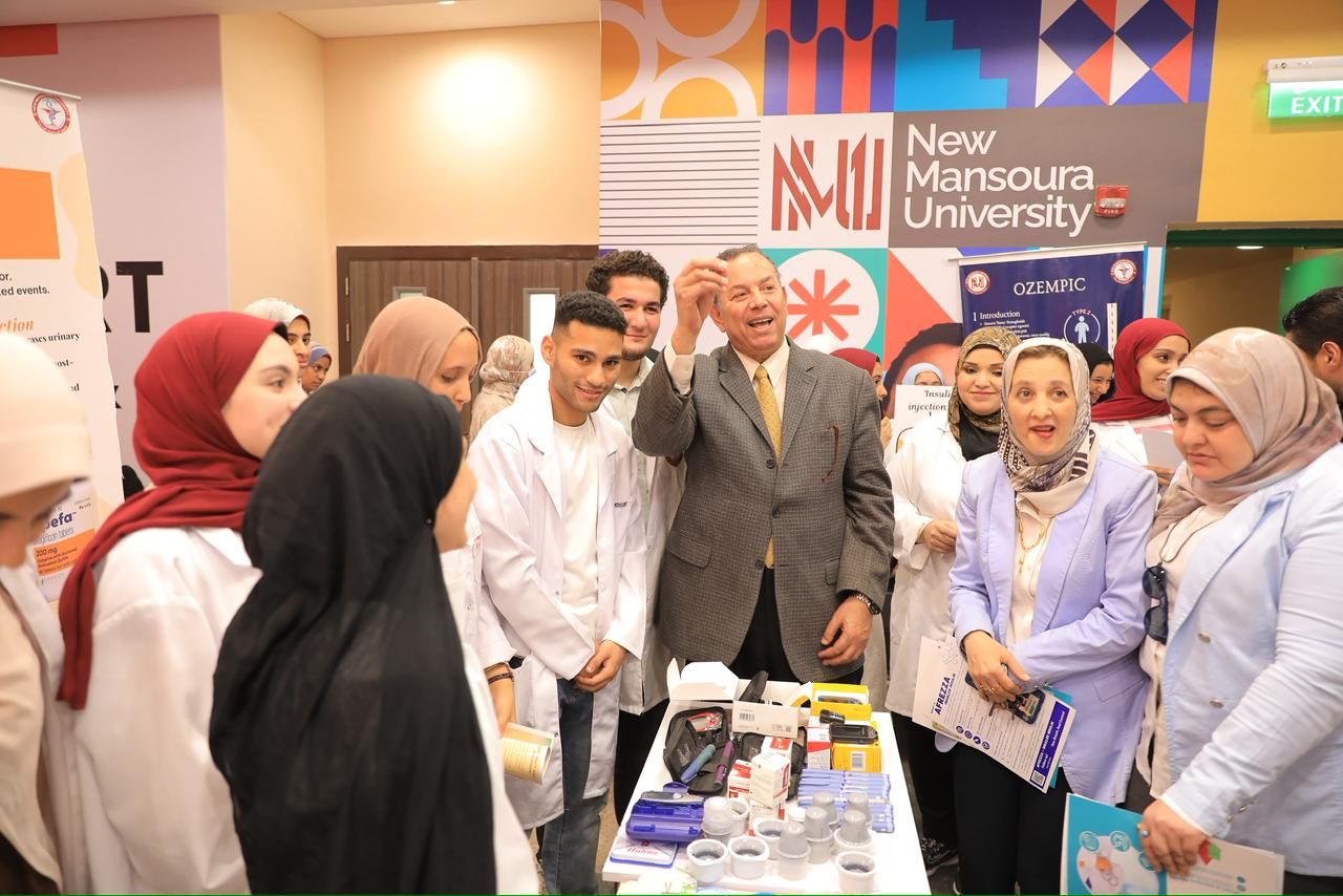 مناقشة الطلاب مع رئيس الجامعة