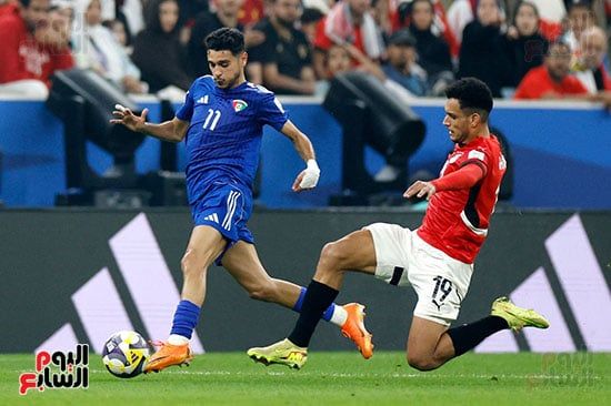 محاولة المرور من لاعب المنتخب الكويتي محاولة المرور من لاعب المنتخب الكويتي