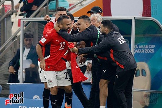 الجهاز الفني يعطي تعليماته لقفشة الجهاز الفني يعطي تعليماته لقفشة