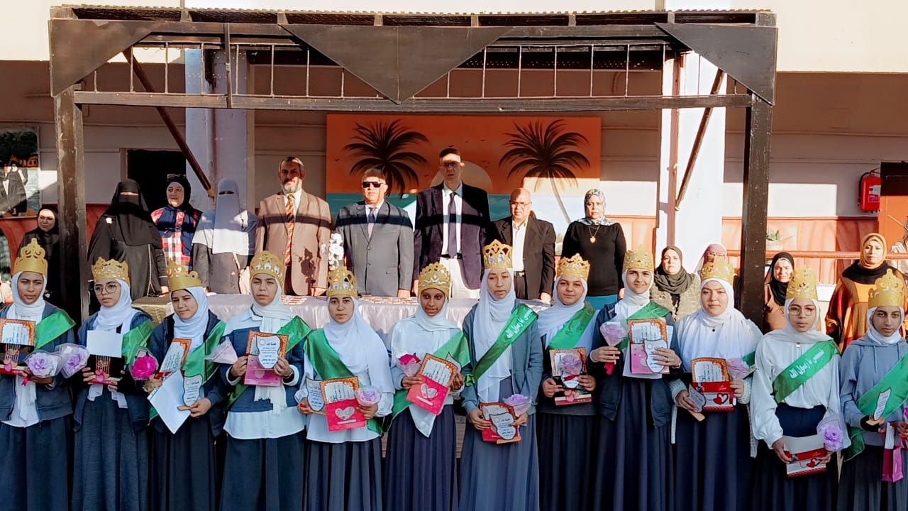 وكيل تعليم الفيوم يحضر طابور الصباح ويكرم 16 طالبة من حفظة القرآن الكريم وكيل تعليم الفيوم يحضر طابور الصباح ويكرم 16 طالبة من حفظة القرآن الكريم