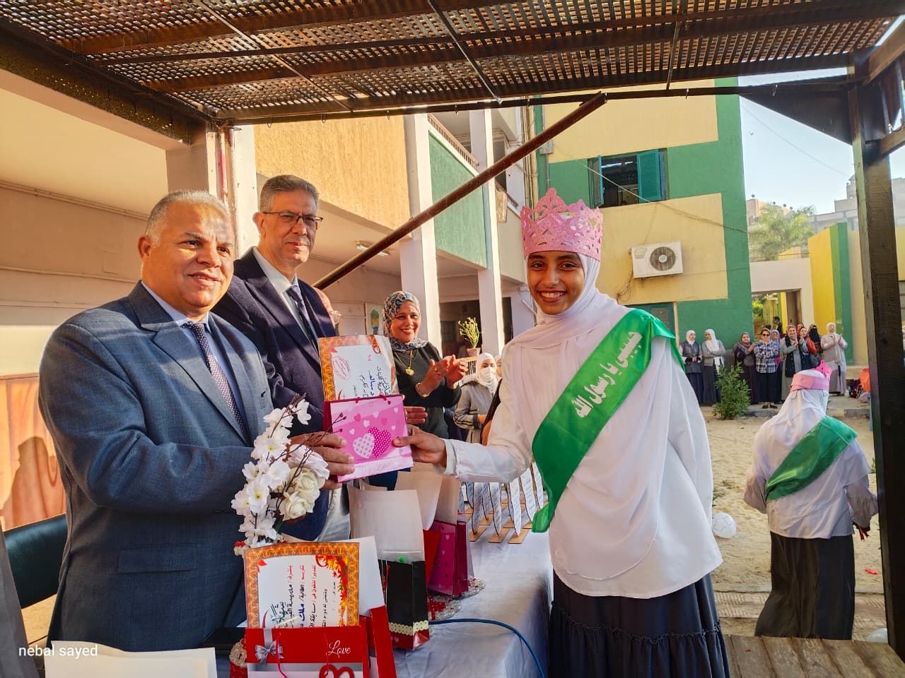 وكيل تعليم الفيوم يكرم طالبة من حفظة القرآن الكريم وكيل تعليم الفيوم يكرم طالبة من حفظة القرآن الكريم