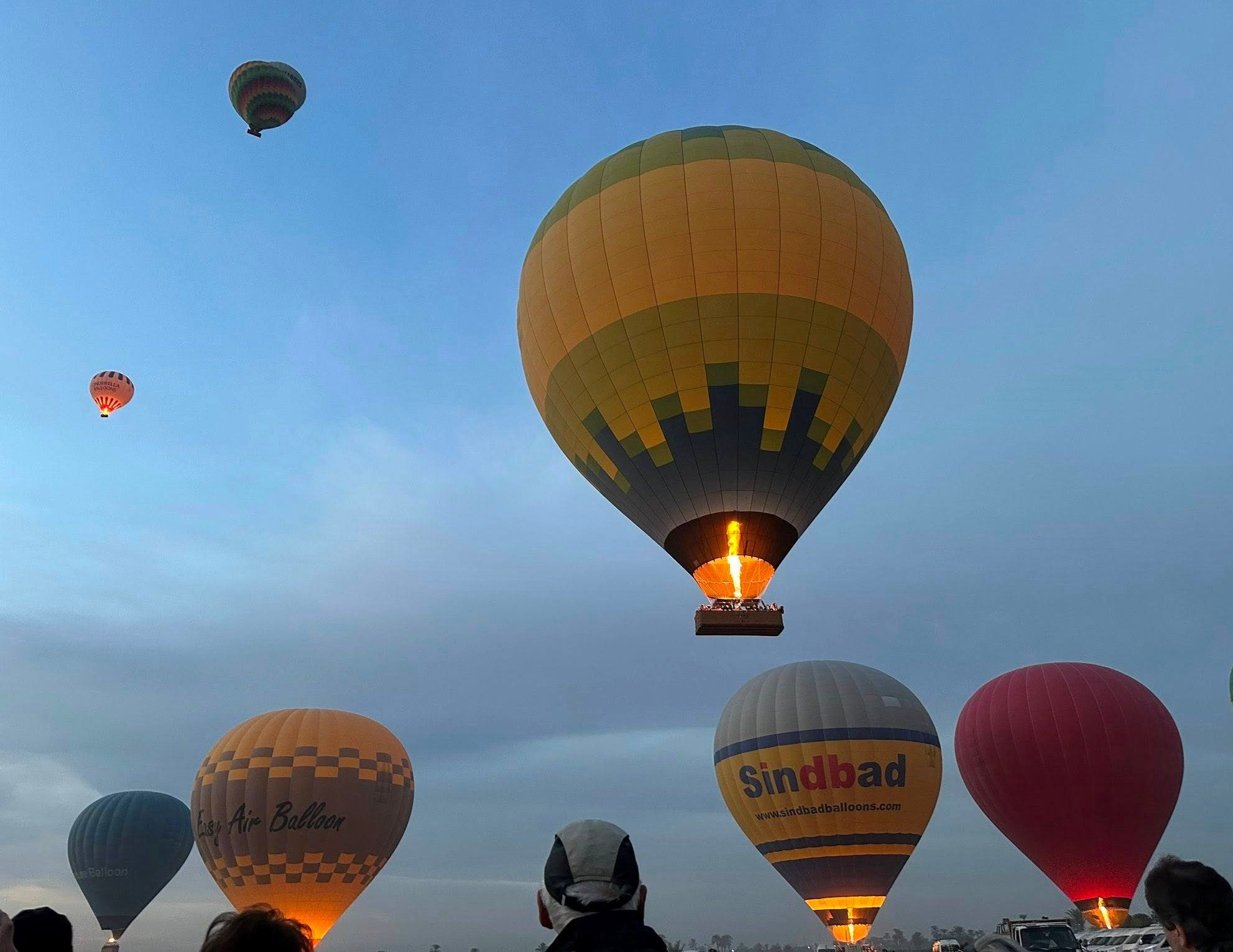 تحليق 1600 سائح على متن 70 رحلة بالون طائر بالبر الغربى تحليق 1600 سائح على متن 70 رحلة بالون طائر بالبر الغربى