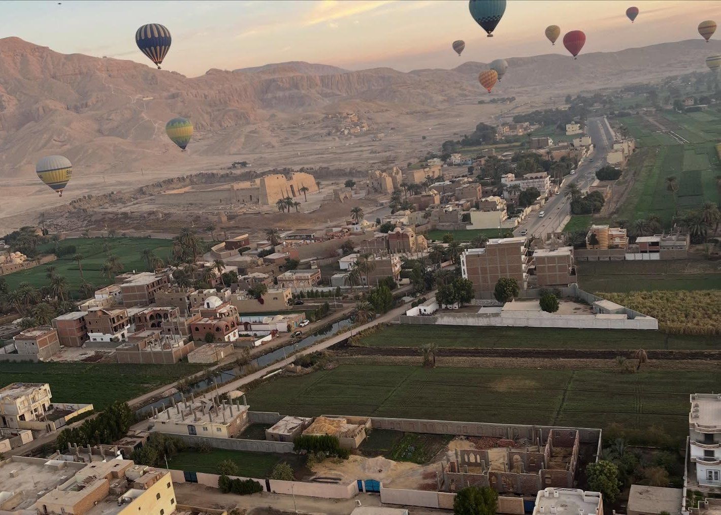 تحليق 1600 سائح على متن 70 رحلة بالون طائر غرب الأقصر