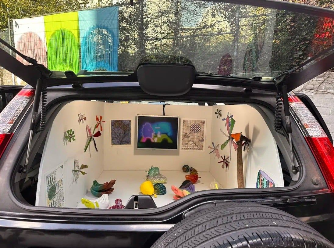 معرض داخل سيارة