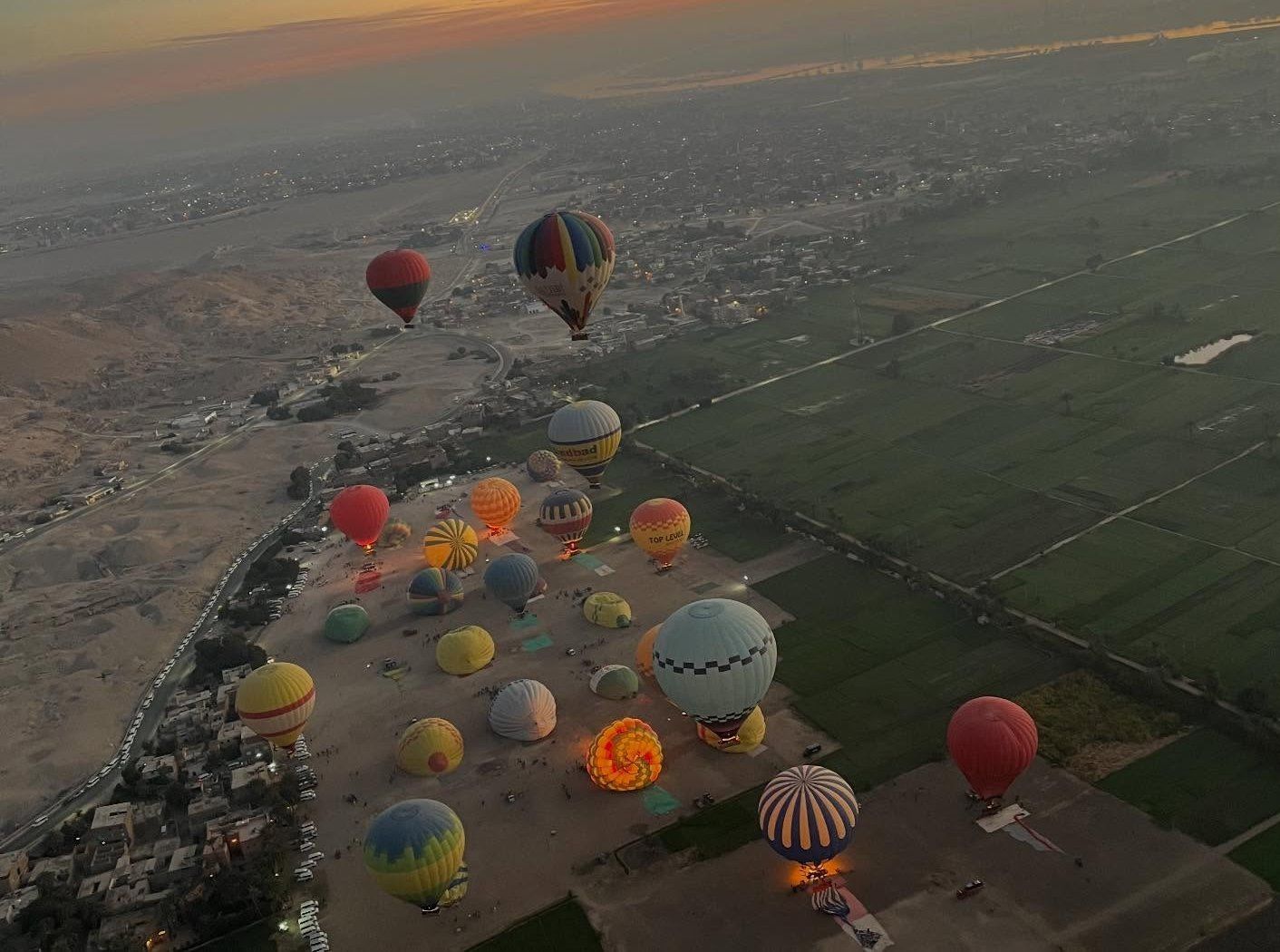 سماء الأقصر تشهد تحليق 1600 سائح على متن 70 رحلة بالون طائر سماء الأقصر تشهد تحليق 1600 سائح على متن 70 رحلة بالون طائر