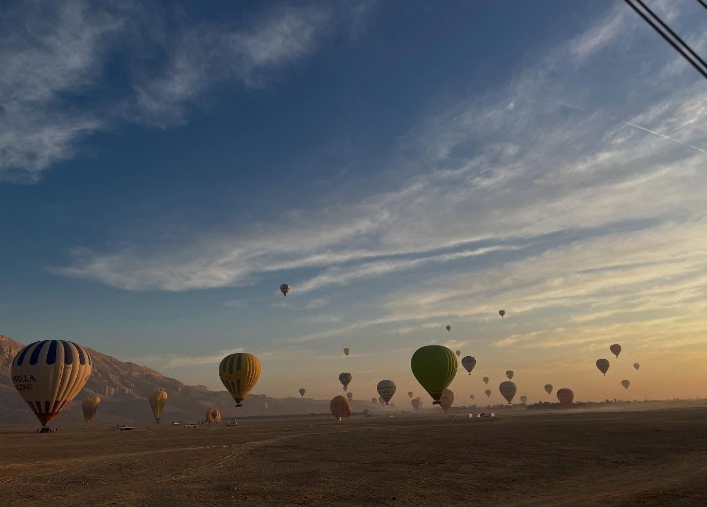 جانب من تحليق رحلات البالون غرب الأقصر جانب من تحليق رحلات البالون غرب الأقصر