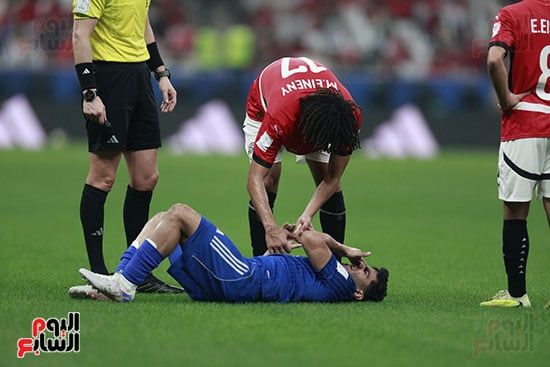 النني يطمئن علي لاعب الكويت النني يطمئن علي لاعب الكويت