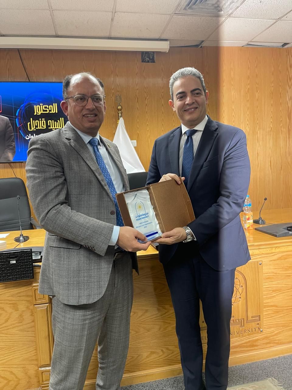 نقيب الإعلاميين خلال محاضرته بجامعة حلوان (4) نقيب الإعلاميين خلال محاضرته بجامعة حلوان (4)