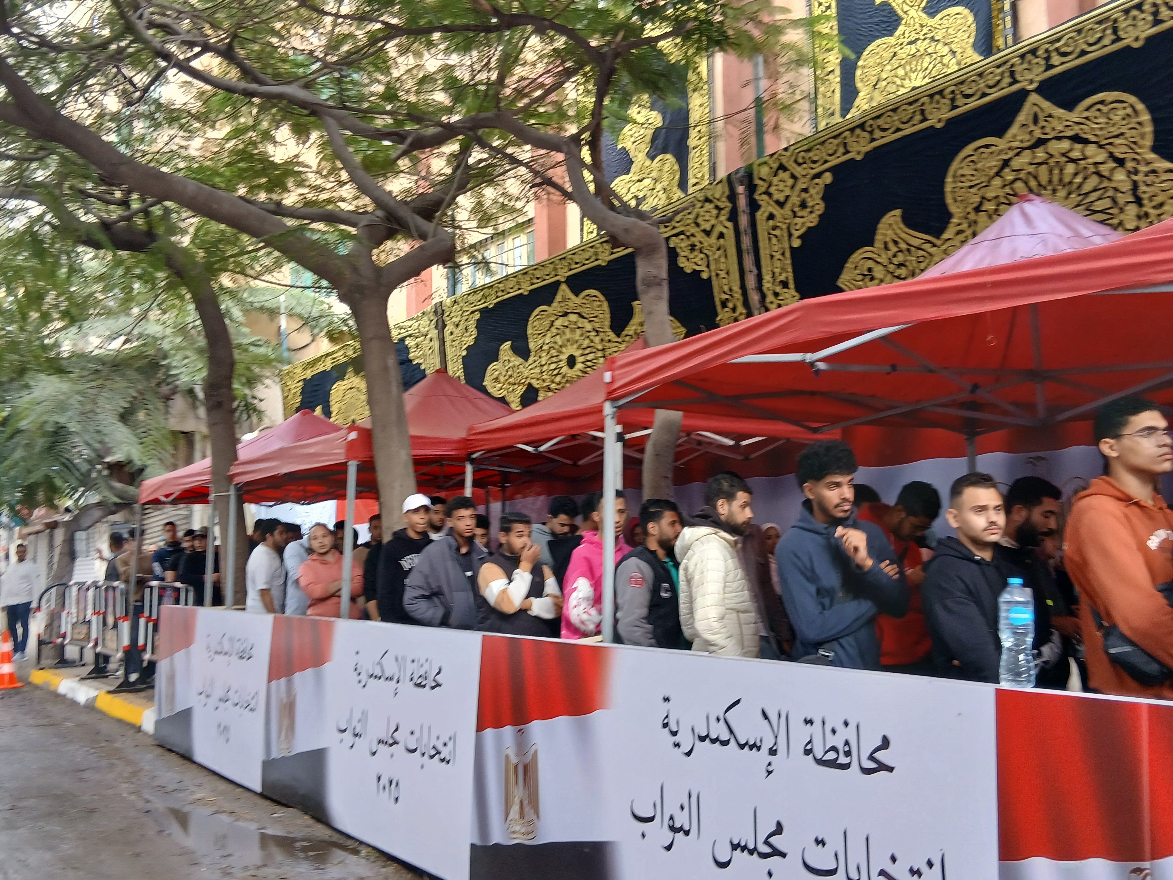 الناخبين يتوافدون علي لجان الانتخابات في الإسكندرية الناخبين يتوافدون علي لجان الانتخابات في الإسكندرية