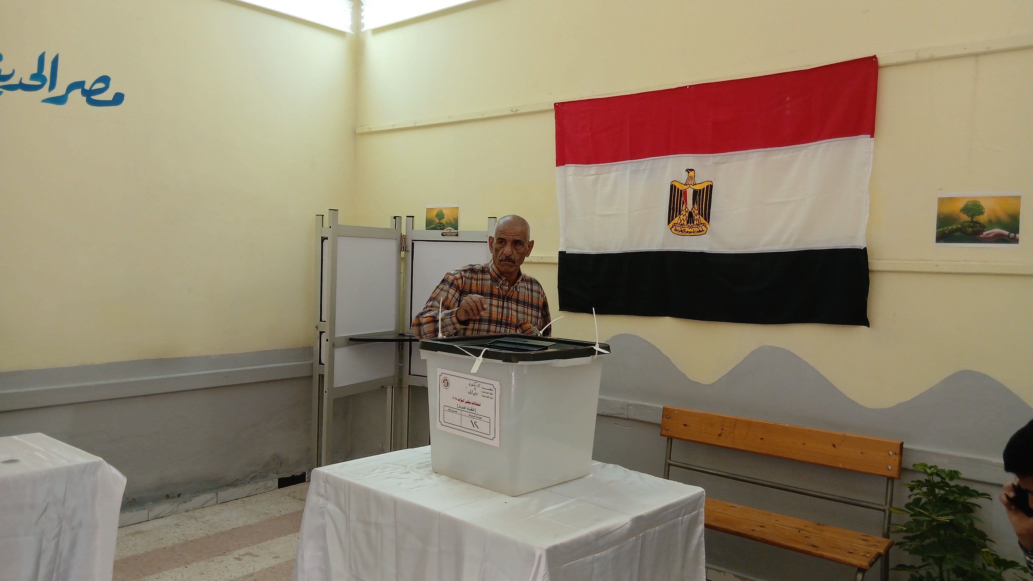 مسن يدلي بصوته في جولة الإعادة بالإسكندرية مسن يدلي بصوته في جولة الإعادة بالإسكندرية