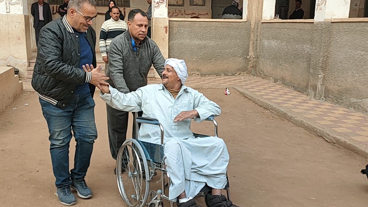 يتقدم بالشكر لمن عاونه يتقدم بالشكر لمن عاونه