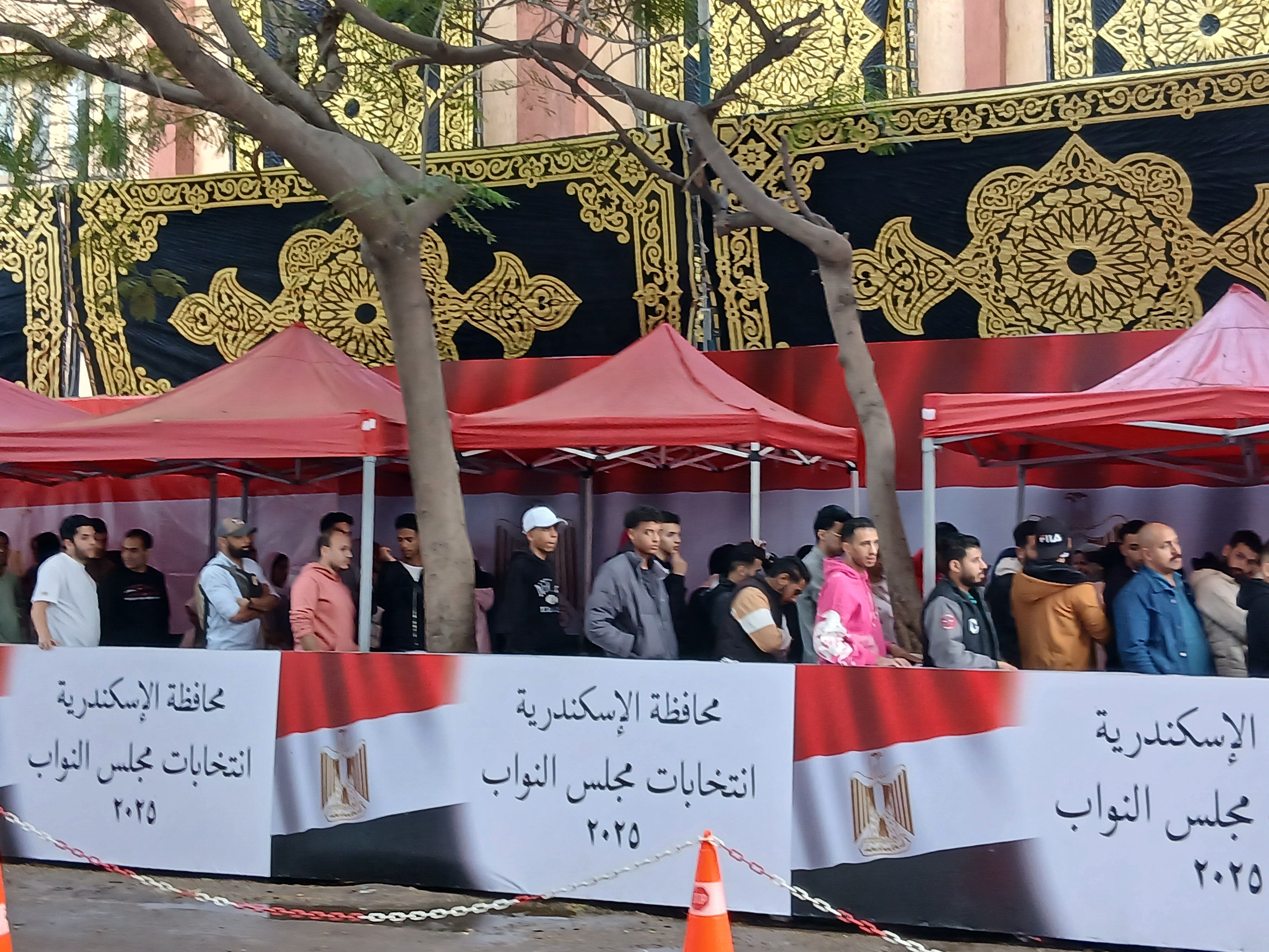 توافد الناخبين علي لجنة الرمل في الإسكندرية توافد الناخبين علي لجنة الرمل في الإسكندرية