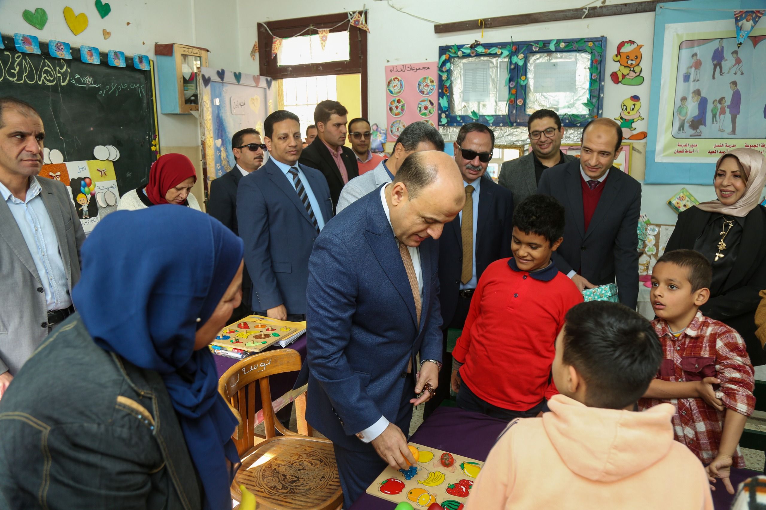 محافظ كفر الشيخ يداعب الطلاب بالمدرسة الفكرية محافظ كفر الشيخ يداعب الطلاب بالمدرسة الفكرية