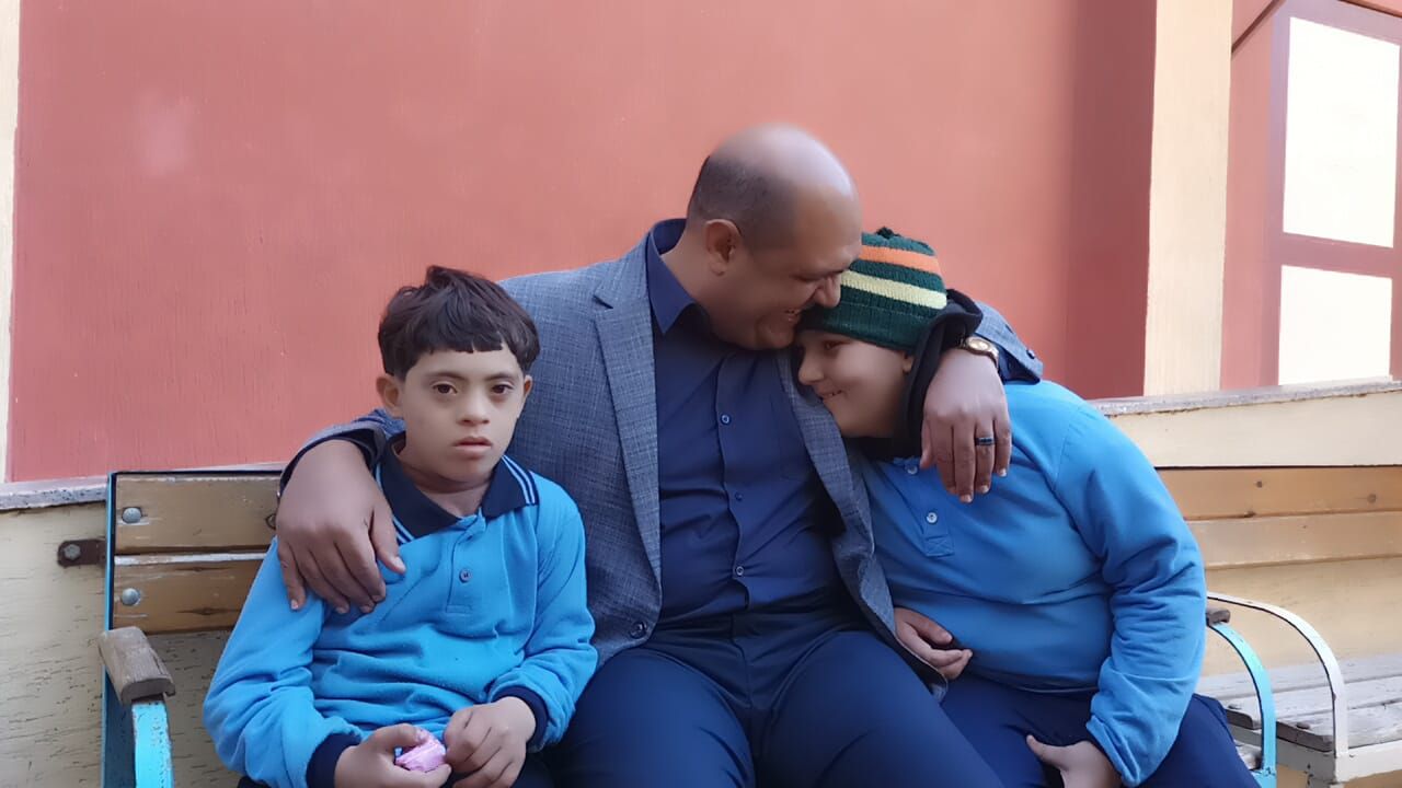 رئيس مدينة دسوق يداعب اثنين من وي الهمم رئيس مدينة دسوق يداعب اثنين من وي الهمم