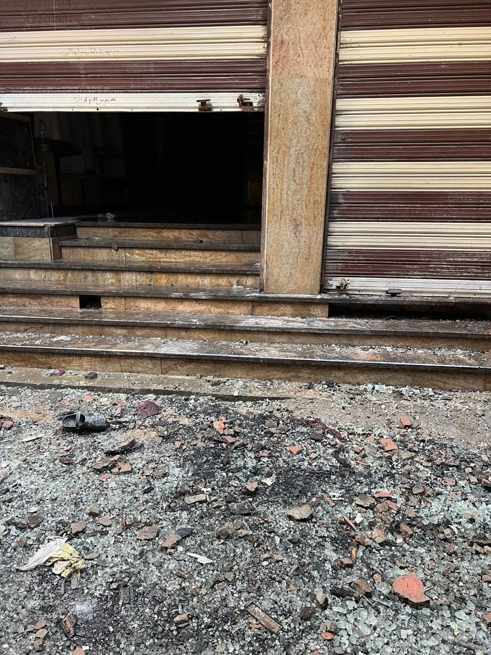 تهشم وسقوط الزجاج تهشم وسقوط الزجاج