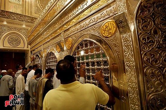 توافد المريديون على قبر السيدة نفيسة توافد المريديون على قبر السيدة نفيسة