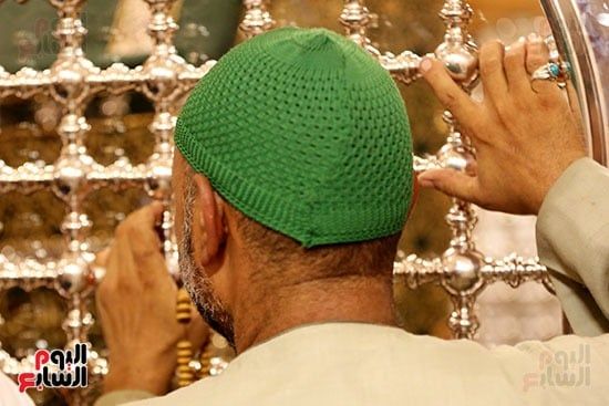 إحدى المريدين أمام قبر السيدة نفيسة إحدى المريدين أمام قبر السيدة نفيسة