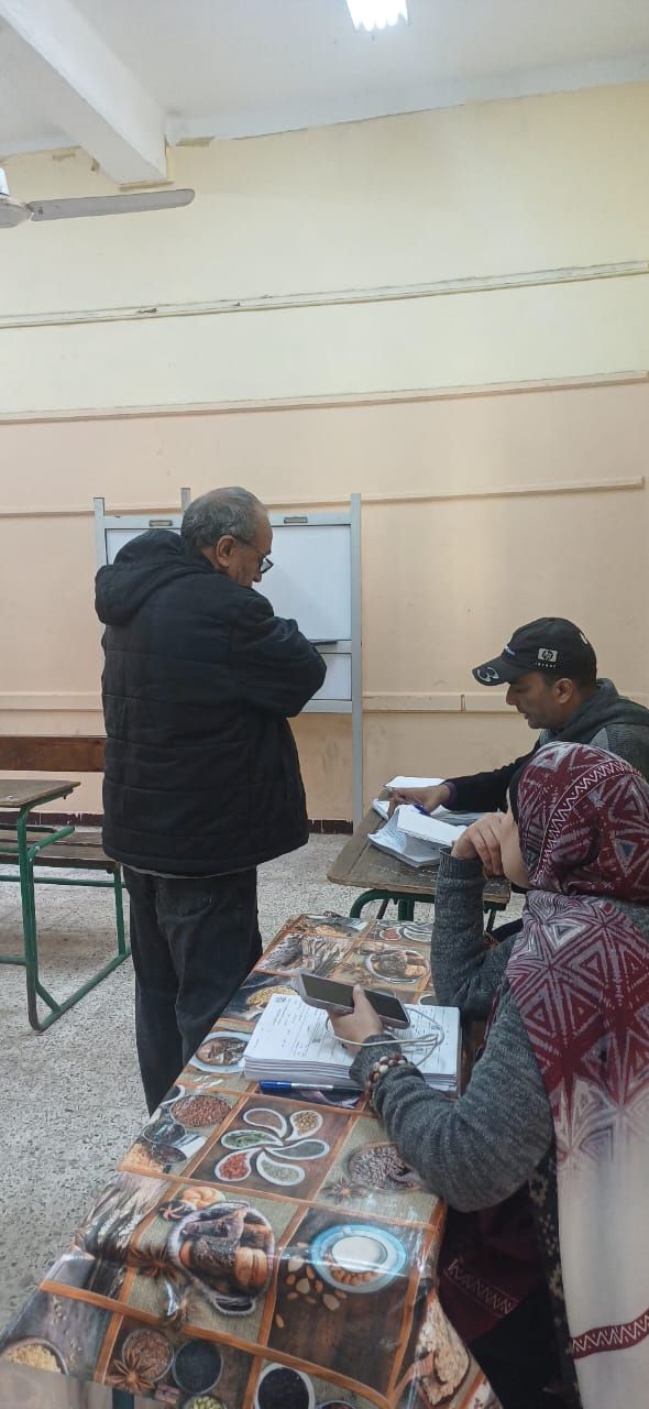 تزايد الإقبال على التصويت فى لجان الانتخاباية فى امبابة (4) تزايد الإقبال على التصويت فى لجان الانتخاباية فى امبابة (4)