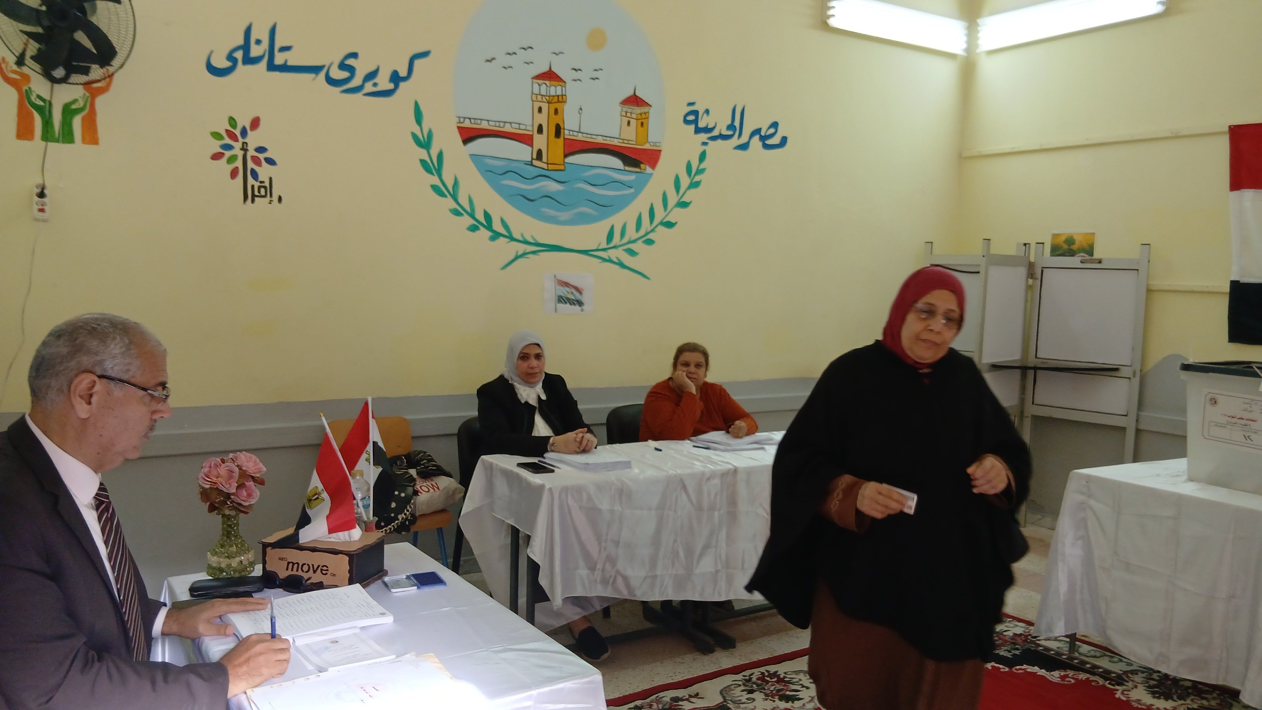 سيدة تدلي بصوتها في جولة الإعادة بالإسكندرية سيدة تدلي بصوتها في جولة الإعادة بالإسكندرية